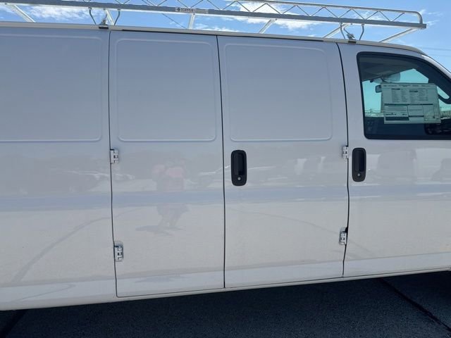New 2026 Summit White Chevrolet WT image 6