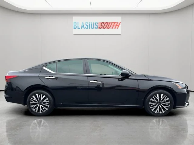 Used 2023 Black Nissan 2.5 SV image 2