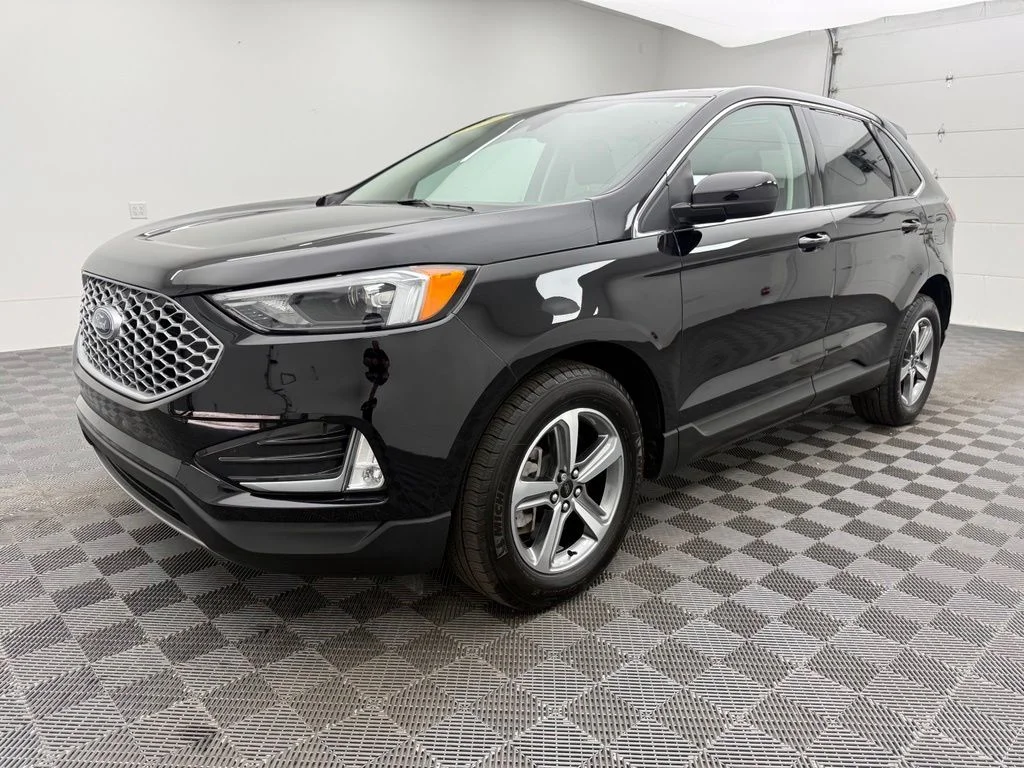 Used 2024 Black Ford SEL image 2