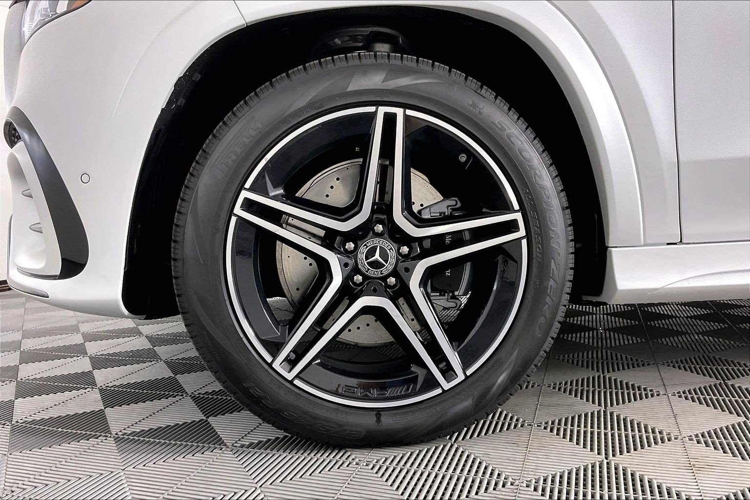 New 2026 MANUFAKTUR Moonlight White Magno Mercedes-Benz GLS 450 image 26