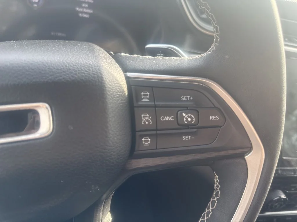 Used 2024 Silver Jeep Altitude image 19