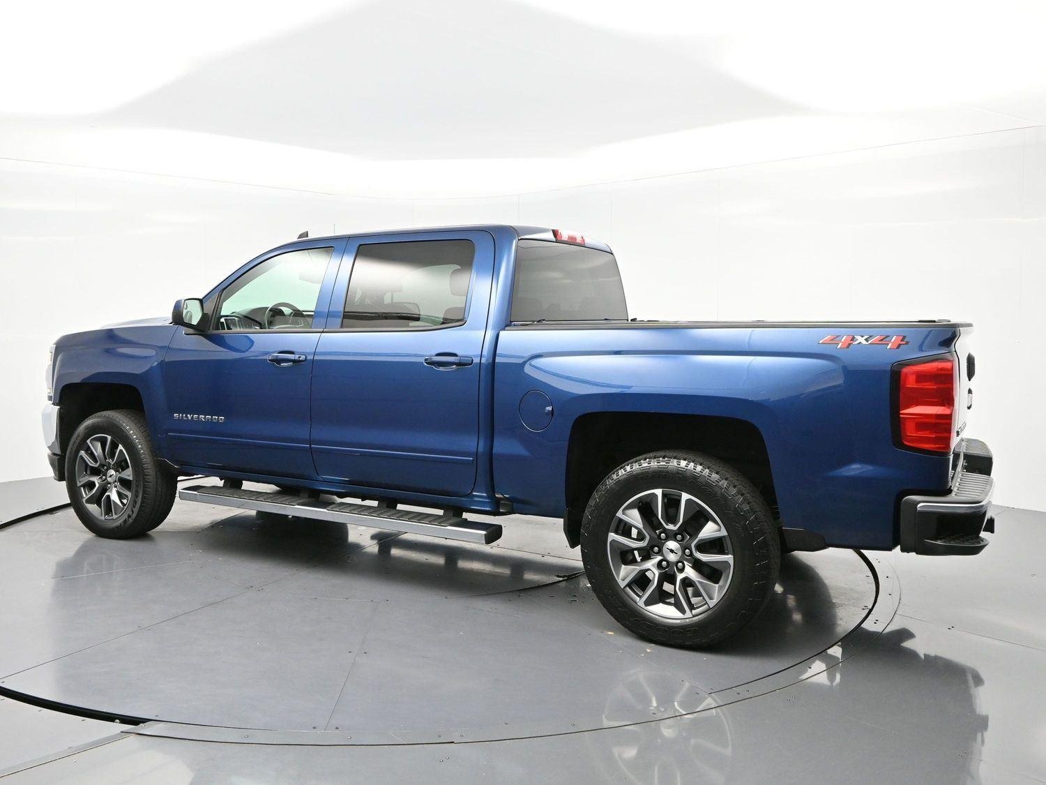 Used 2018 Deep Ocean Blue Metallic Chevrolet LT image 5