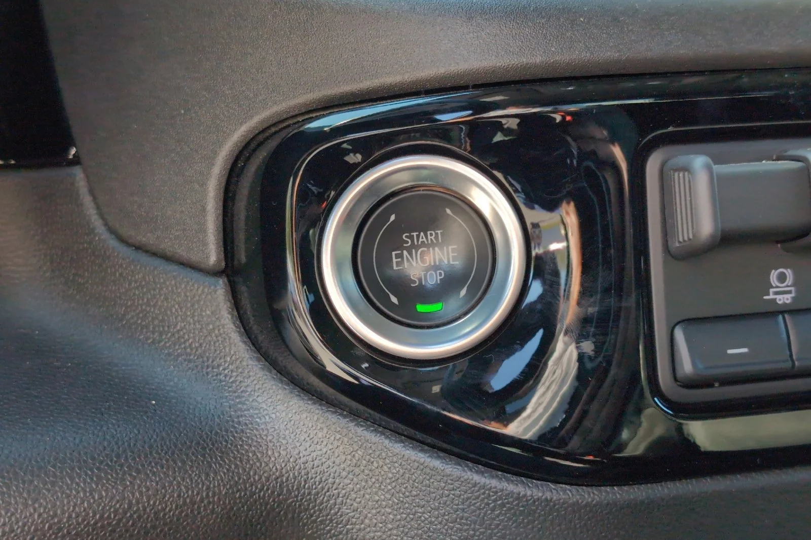 New 2025 Onyx Black GMC Elevation image 22