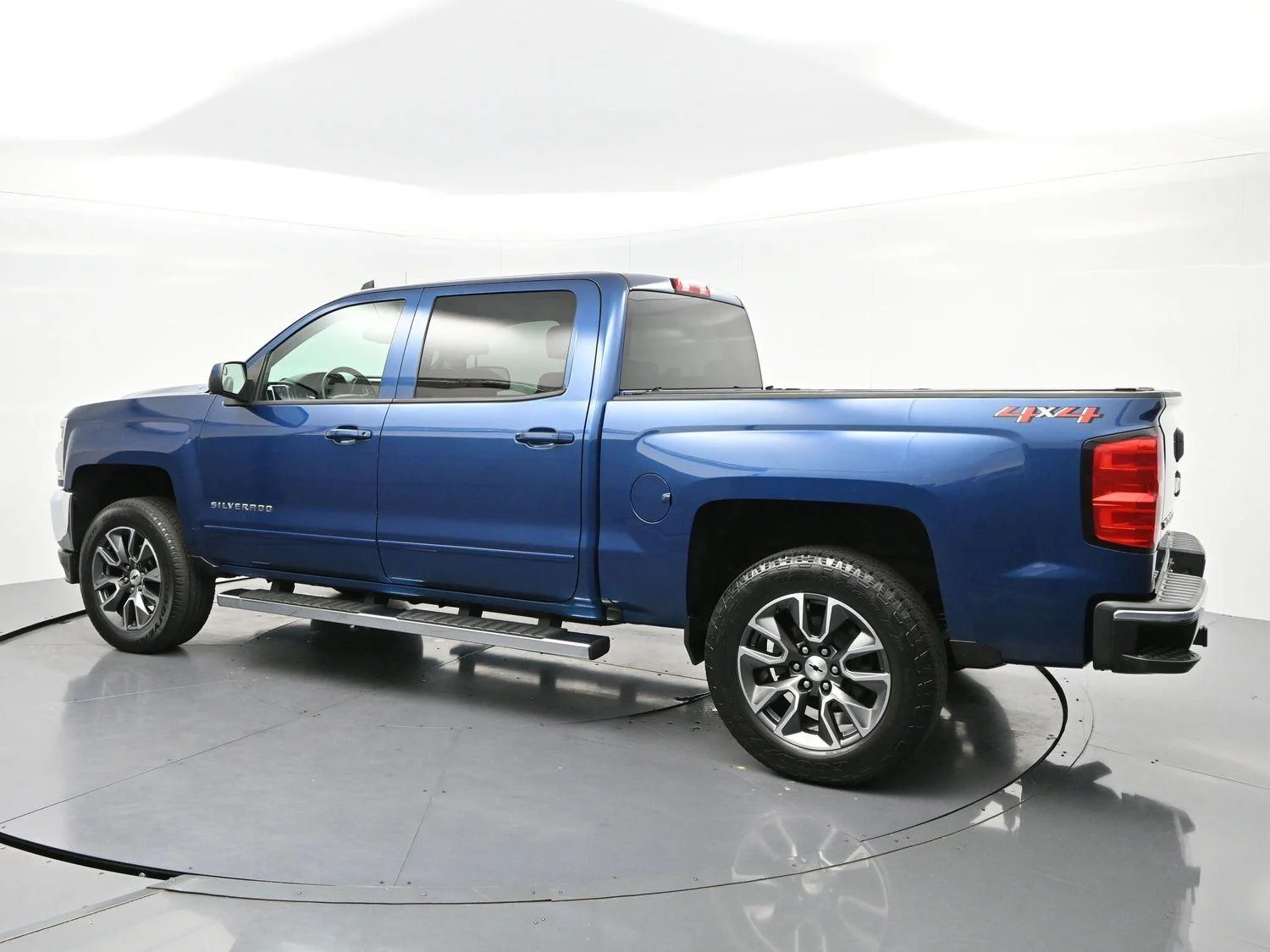 Used 2018 Deep Ocean Blue Metallic Chevrolet LT image 5