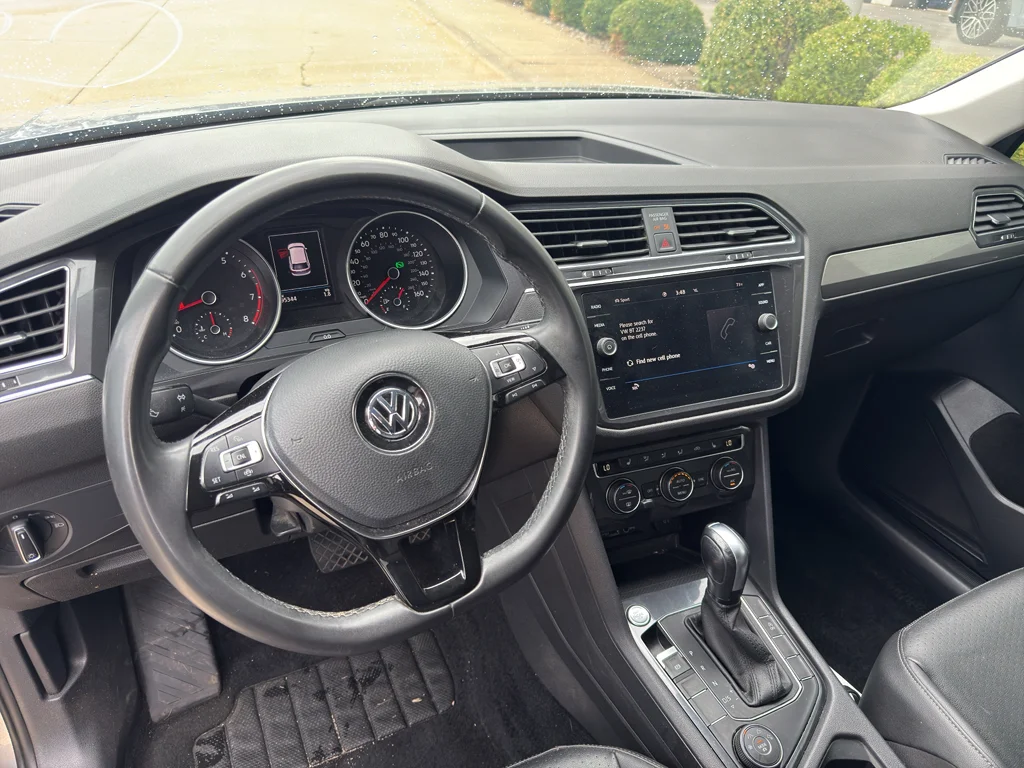 Used 2020 Pyrite Silver Metallic Volkswagen SE image 2