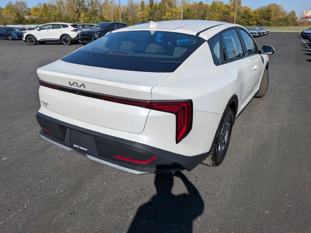 New 2027 Snow White Pearl Kia LXS image 34
