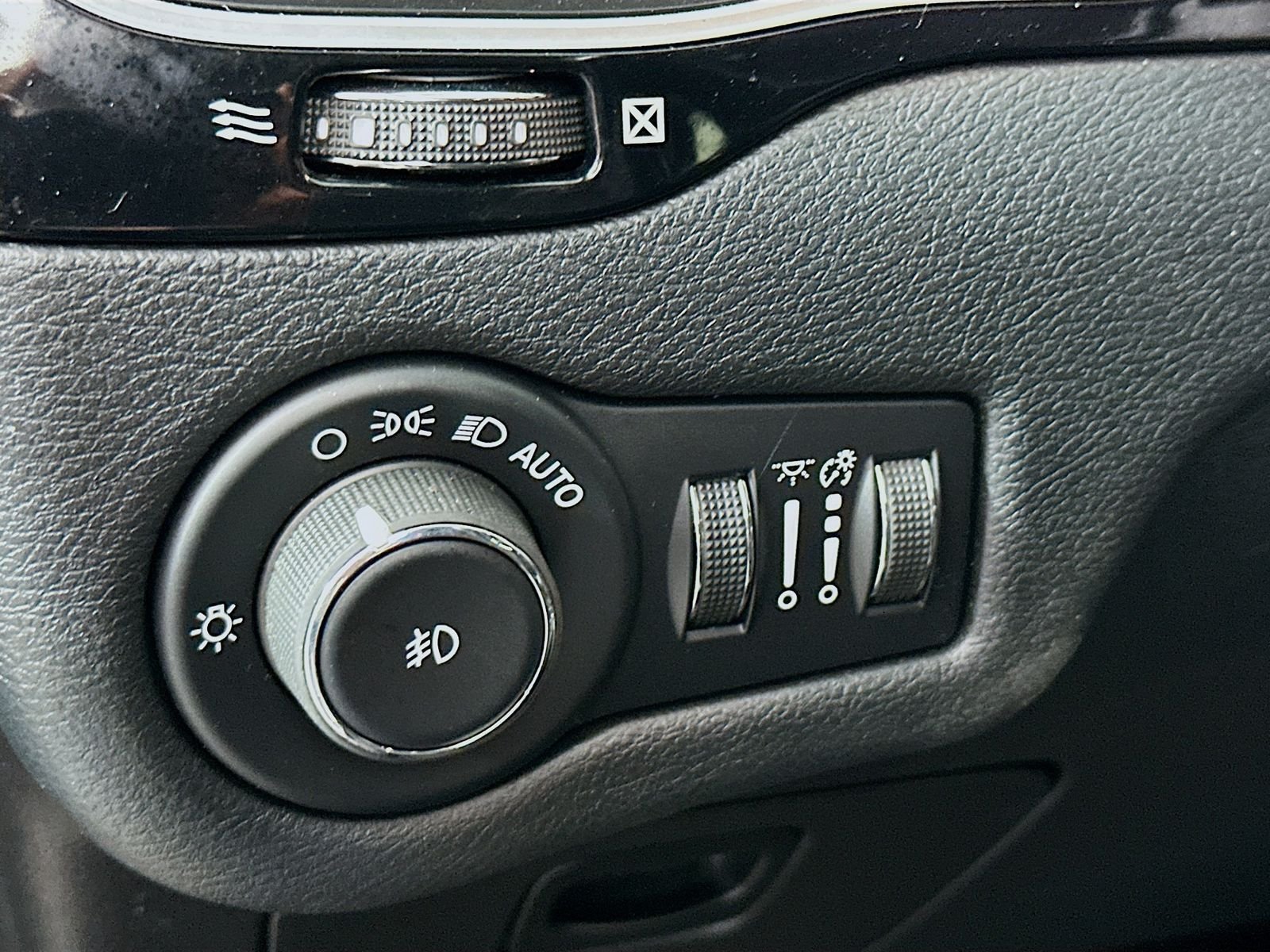 Used 2020 Diamond Black Crystal Pearlcoat Jeep Latitude Plus image 11