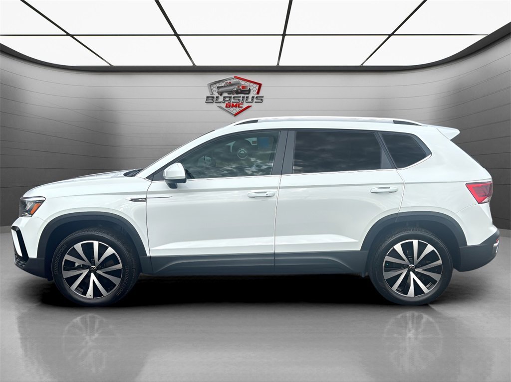 2022 Volkswagen Taos SE photo 2