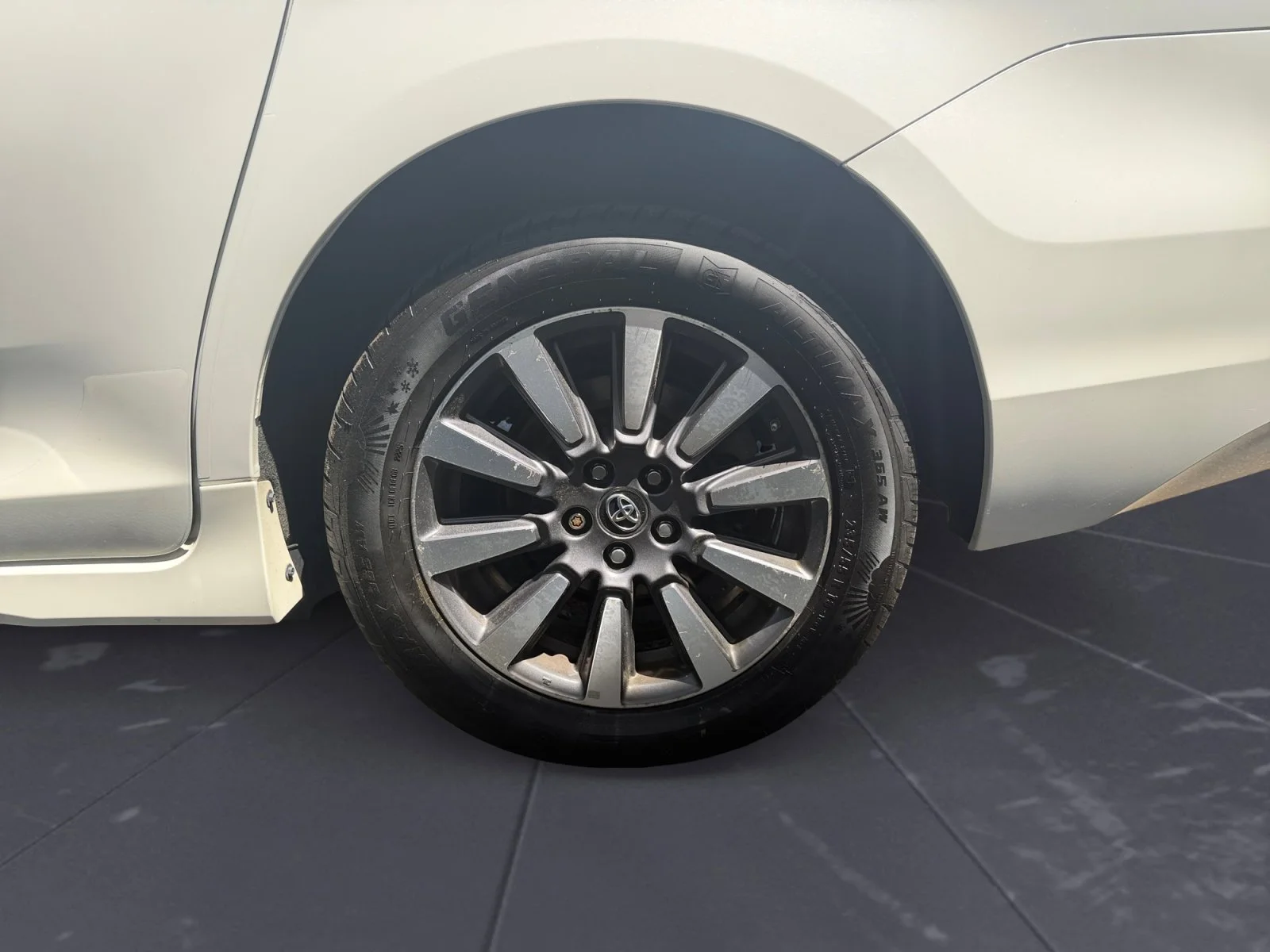 Used 2018 Super White Toyota XLE Premium image 46
