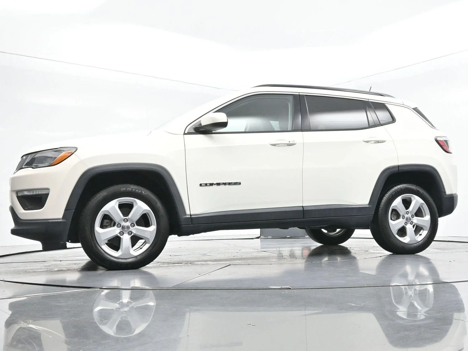 Used 2019 White Clearcoat Jeep Latitude image 46