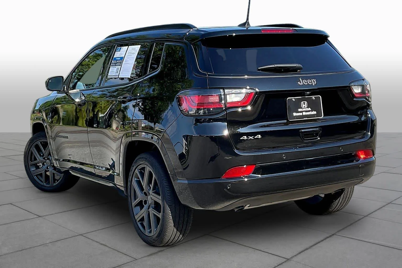Used 2024 Diamond Black Crystal Pearlcoat Jeep Limited image 23
