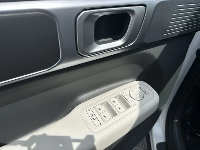 Used 2025 White Hyundai SE image 16