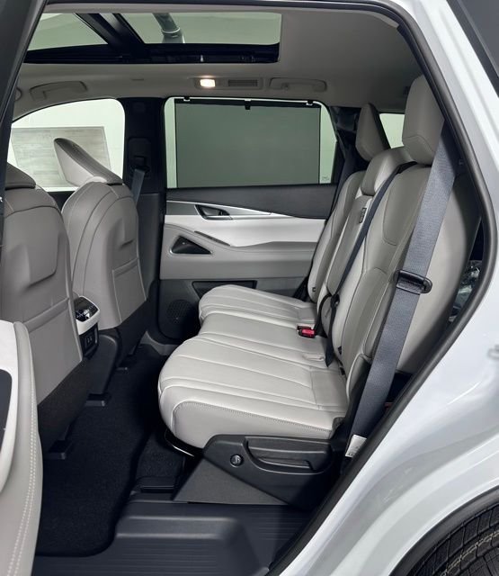 Certified Used 2026 White INFINITI LUXE image 18