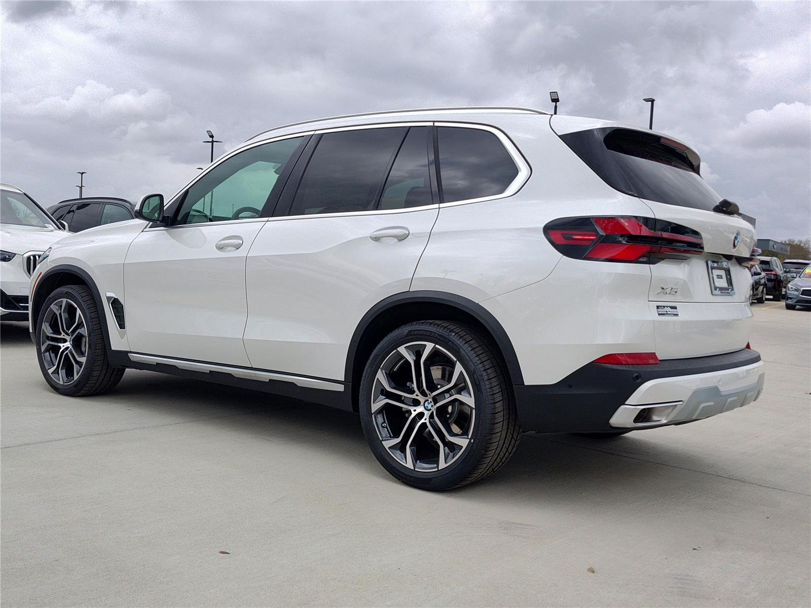 New 2026 Mineral White Metallic BMW sDrive40i image 3
