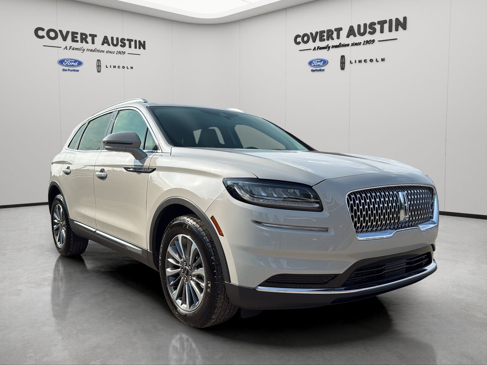Used 2023 White Lincoln Standard image 7