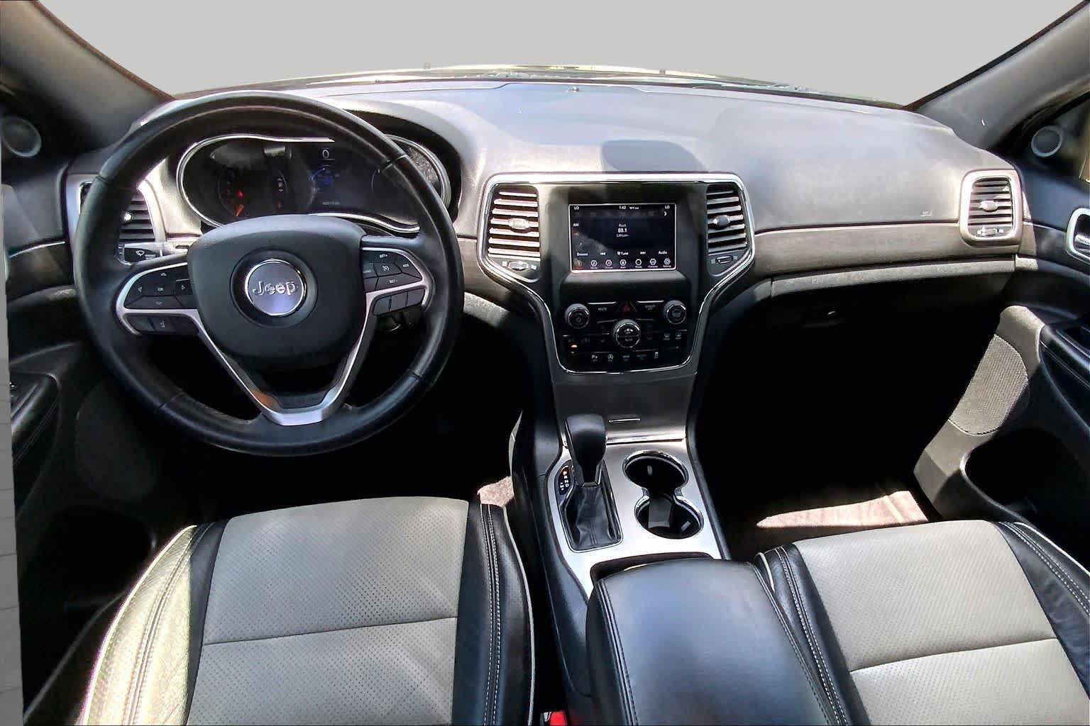 Used 2018 Diamond Black Crystal Pearlcoat Jeep Laredo image 15