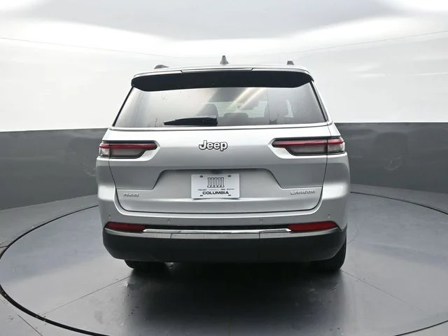 Used 2025 Silver Jeep Laredo image 8