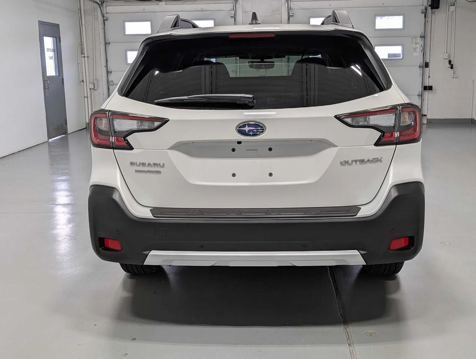 Used 2025 Crystal White Pearl Subaru Limited image 9