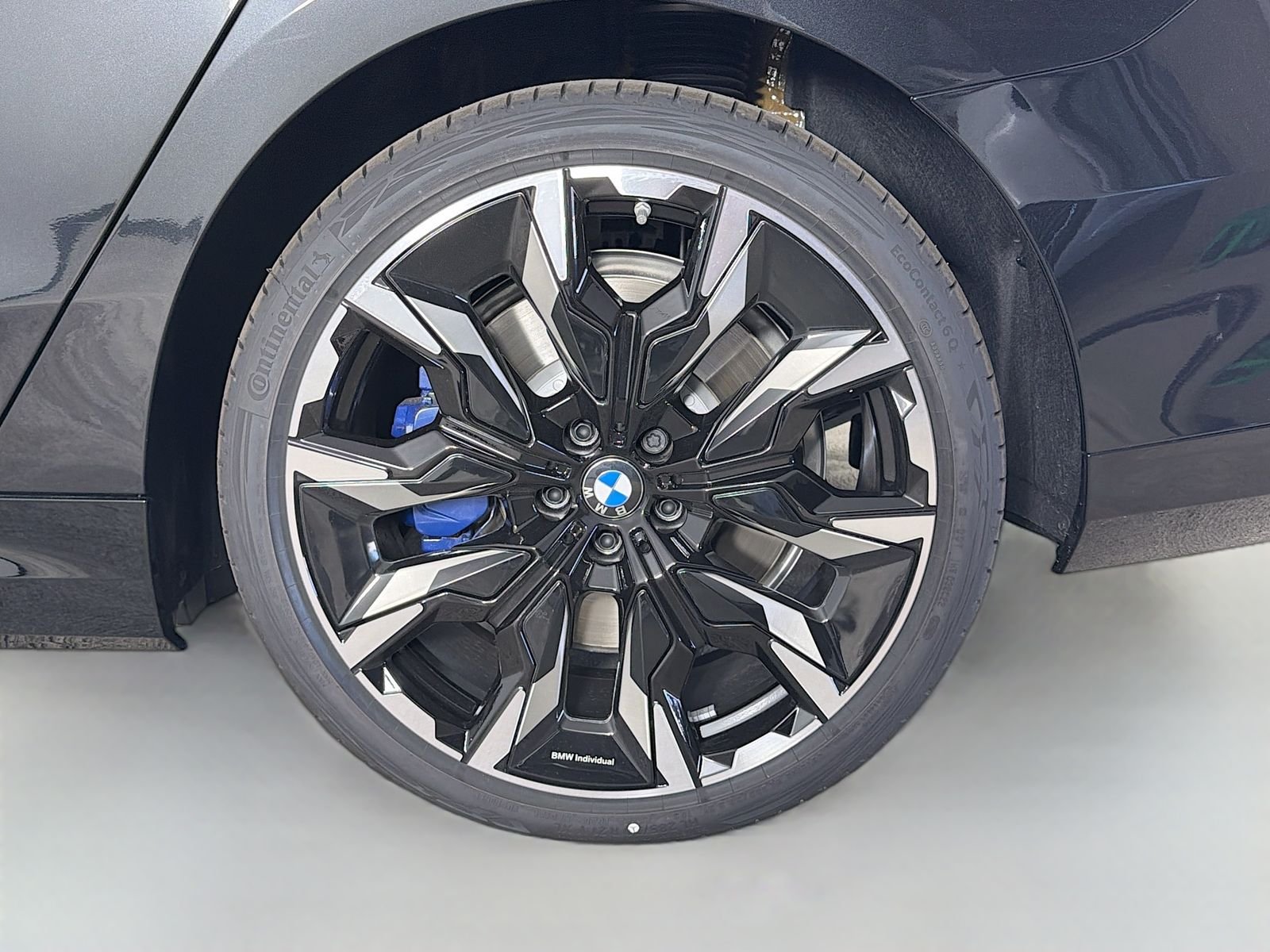 New 2027 Black Sapphire Metallic BMW 550e xDrive image 32