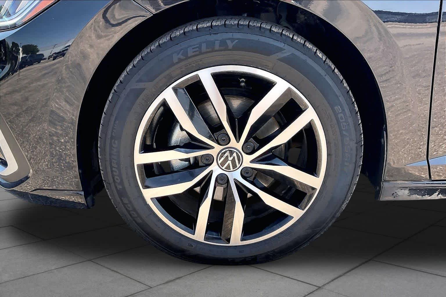 Used 2025 Deep Black Pearl Volkswagen SE image 10