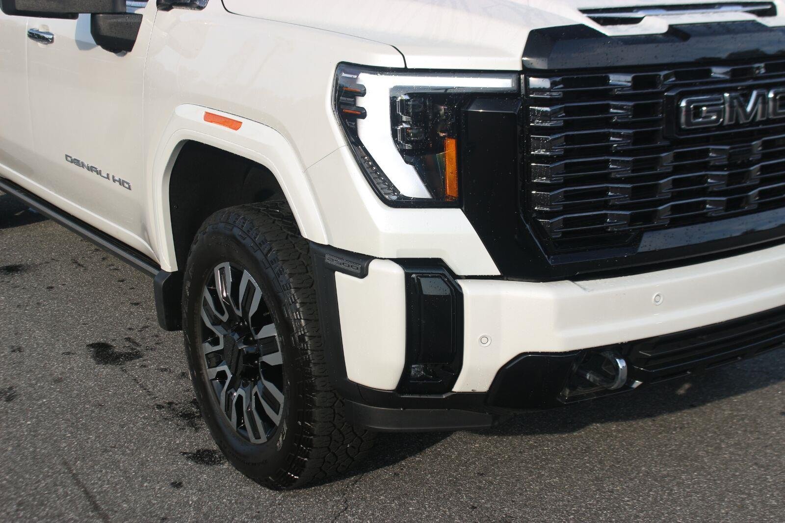 Used 2025 White Frost Tricoat GMC Denali Ultimate image 9