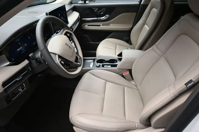 Used 2023 Pristine White Lincoln Standard image 10
