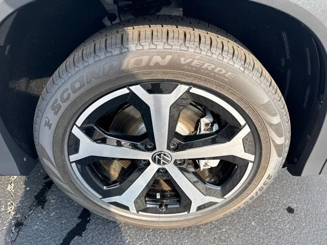 New 2026 Pure White Volkswagen SE image 38