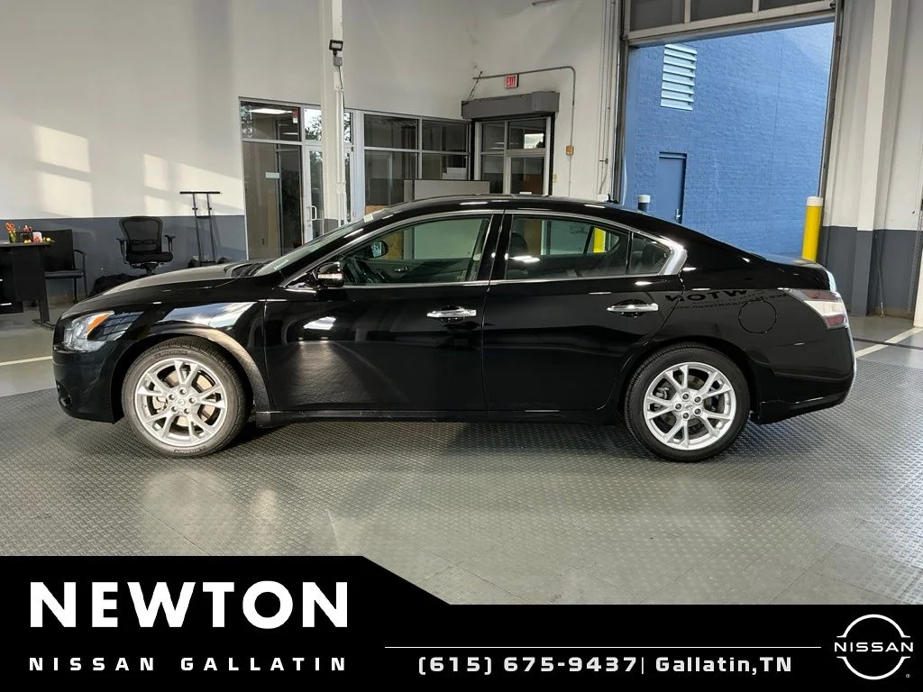 Used 2014 Super Black Nissan 3.5 SV image 3