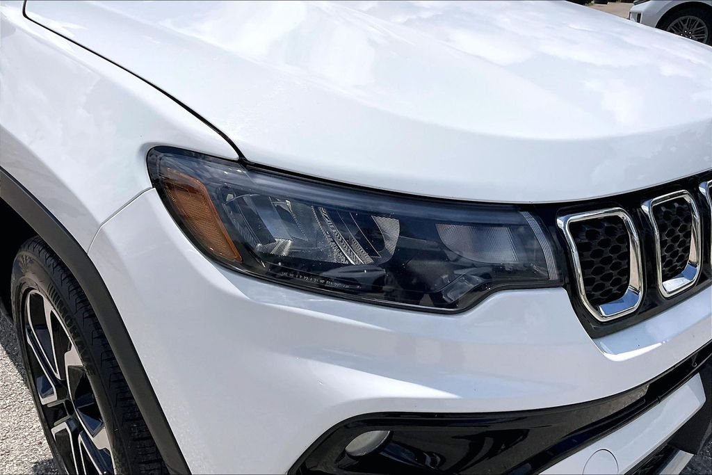 Used 2024 White/off-white Jeep Limited image 33