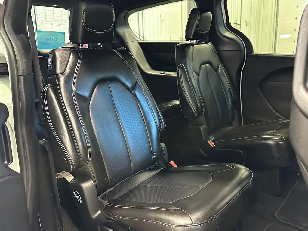 Used 2025 White Chrysler Select image 29