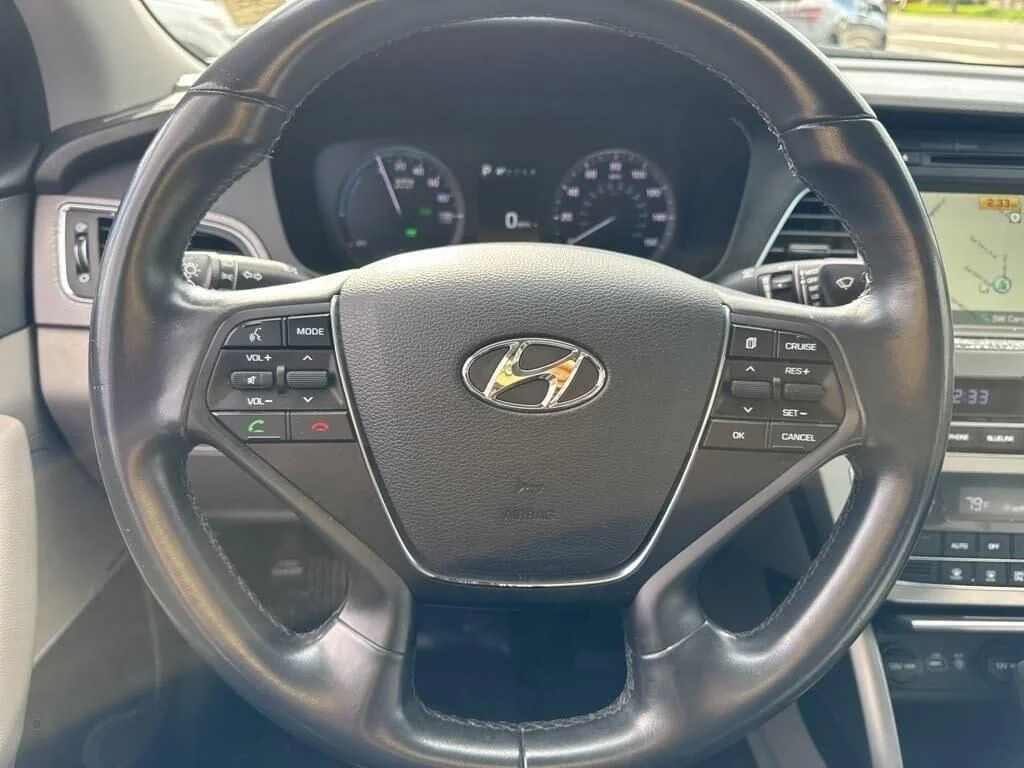 Used 2016 Black Hyundai Base image 19