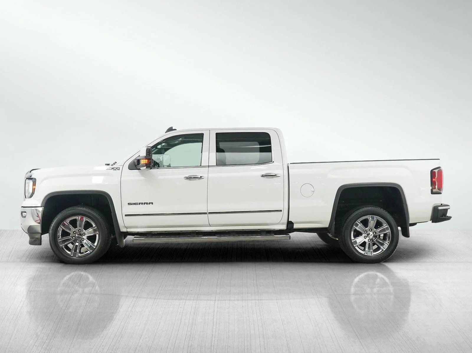 Used 2018 GMC Sierra 1500 SLT with VIN 3GTU2NEJXJG565816 for sale in Roseville, Minnesota