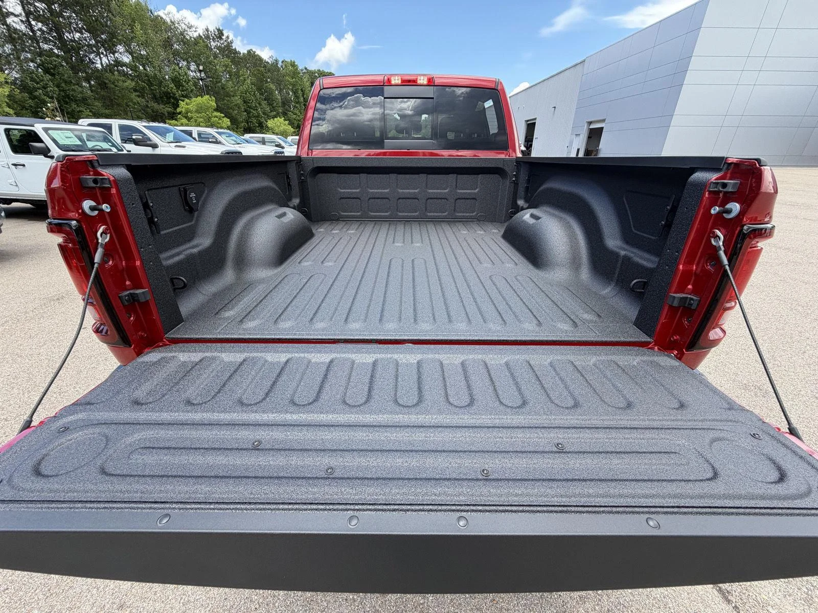 New 2026 Molten Red Pearl-Coat Exterior Paint RAM Tradesman image 18