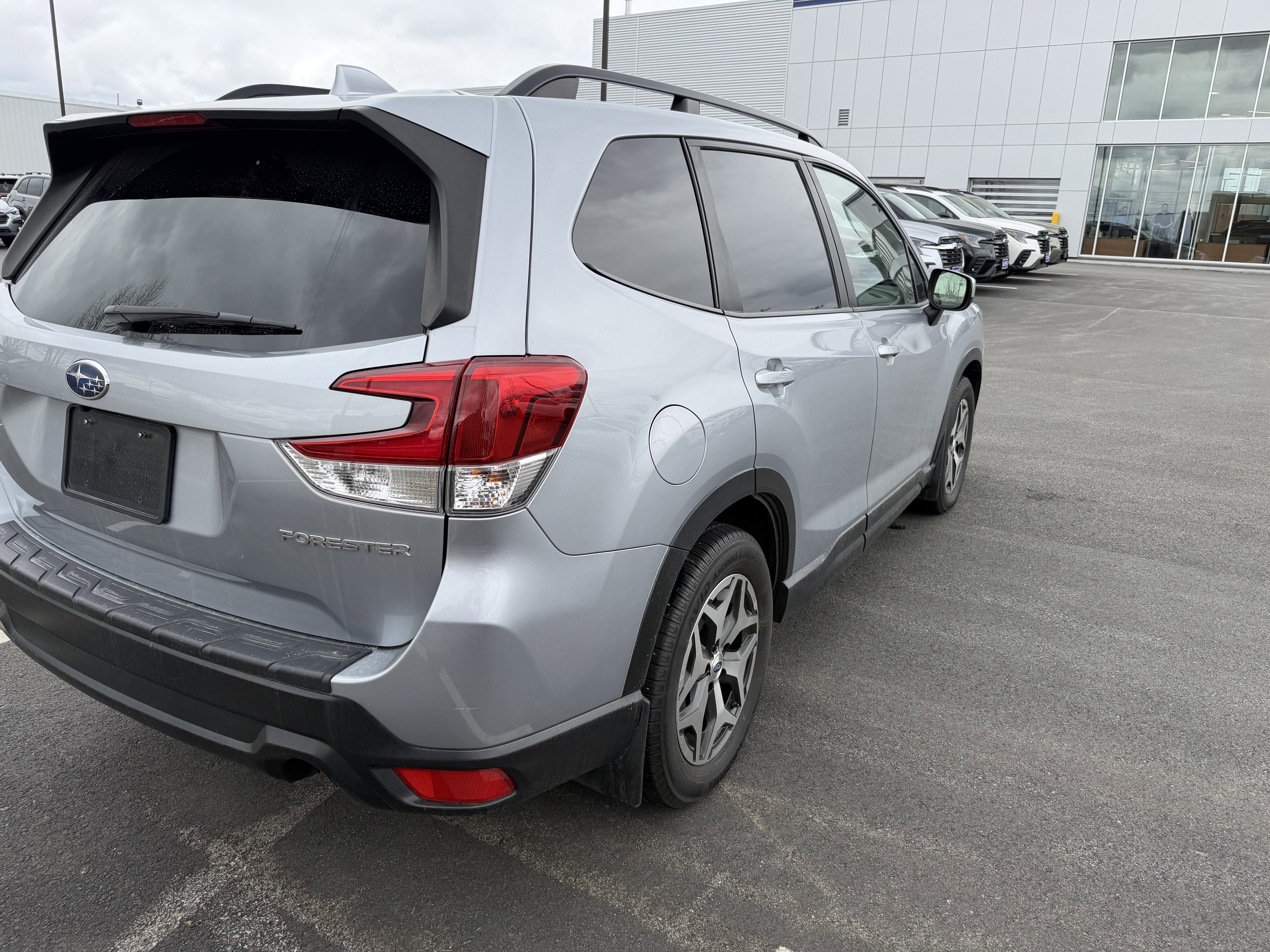 Used 2021 Ice Silver Metallic Subaru Premium image 5