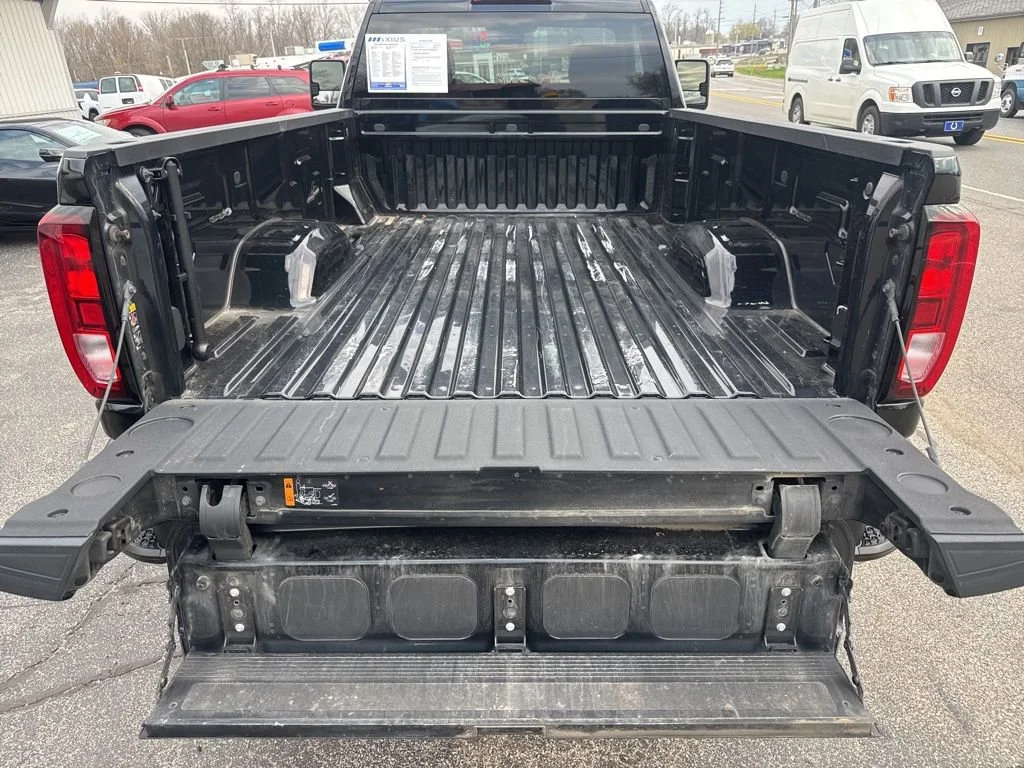 Used 2025 Onyx Black GMC SLE image 21