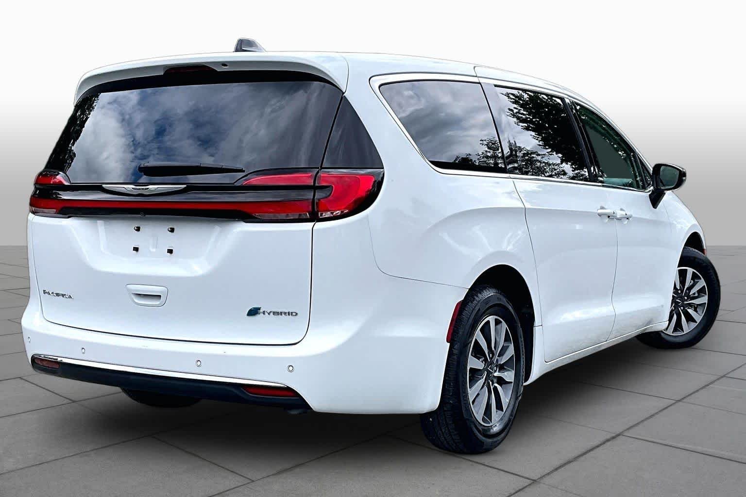 Used 2024 Bright White Clearcoat Chrysler Hybrid Select image 13