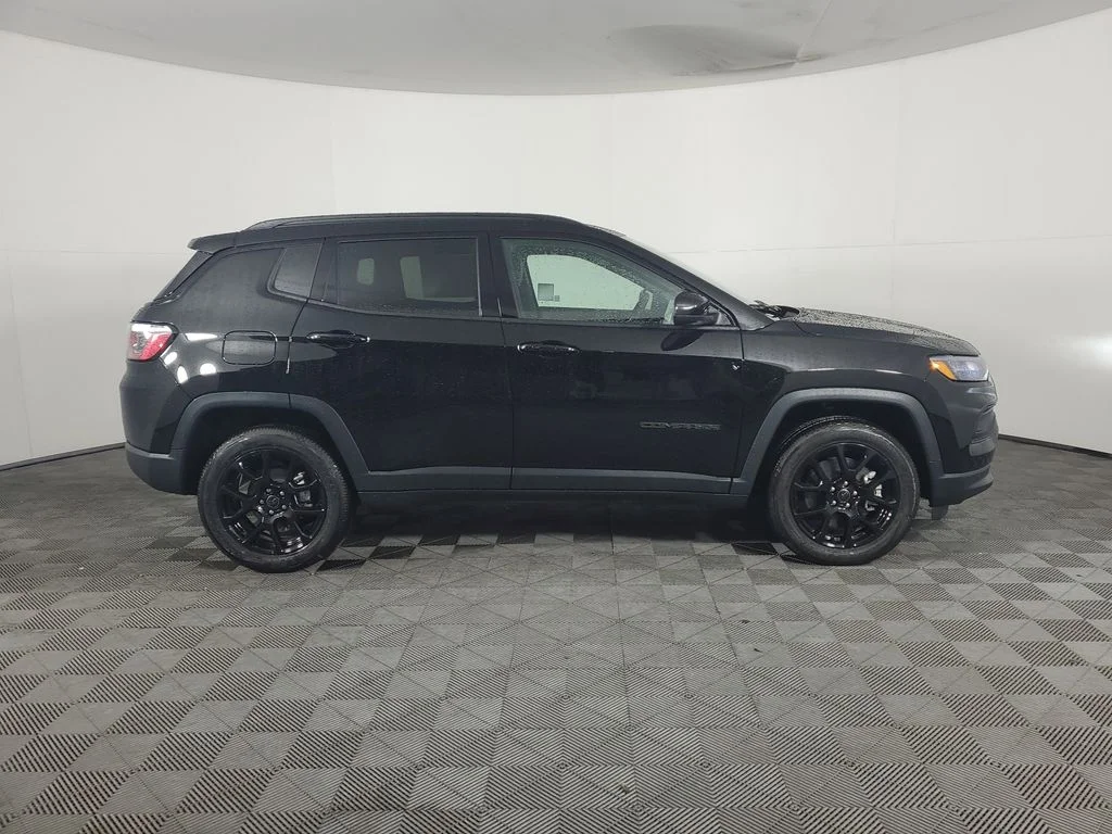 New 2026 Diamond Black Crystal Pearl-Coat Exterior Paint Jeep Latitude image 3