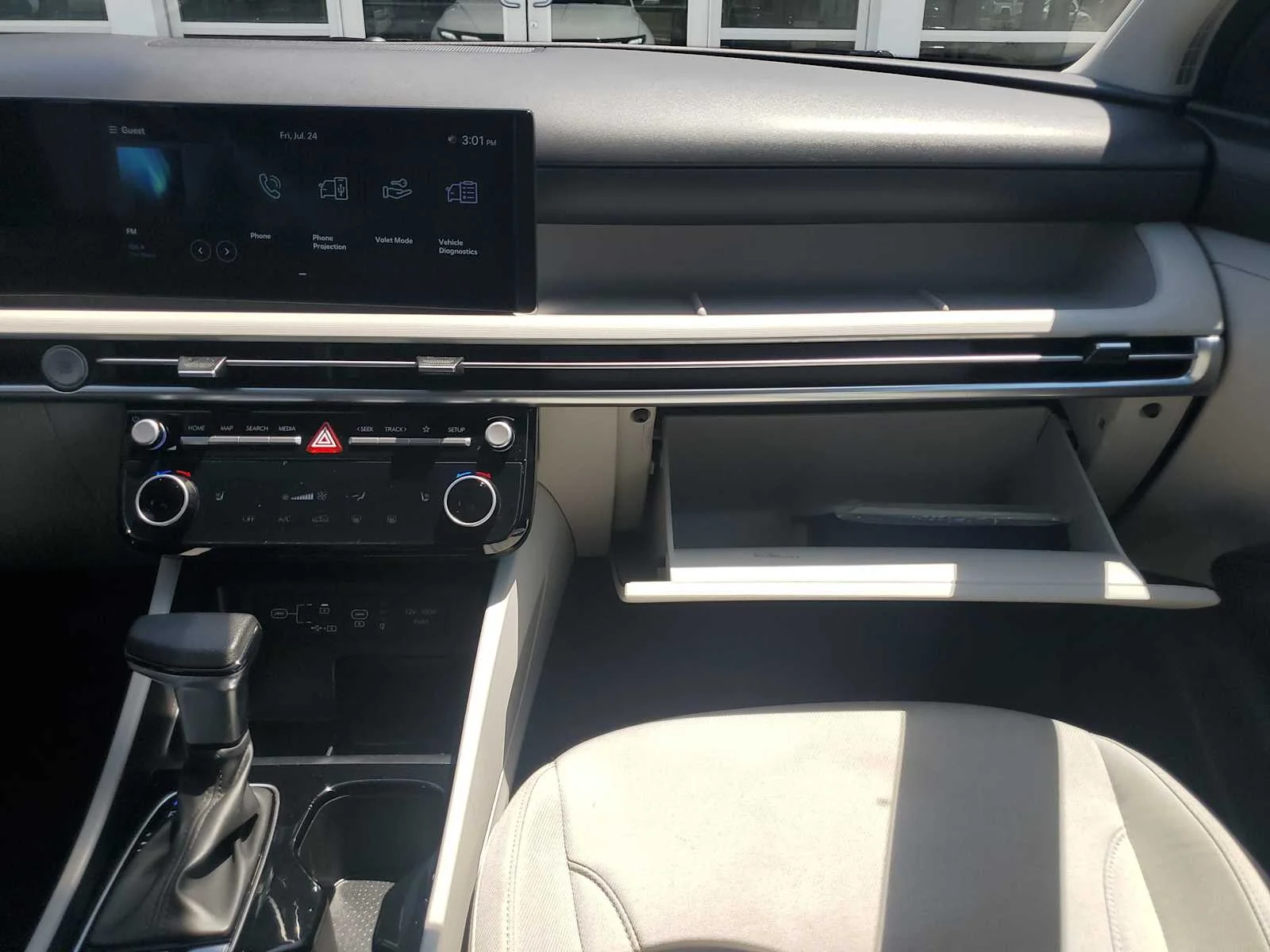 Used 2025 White Hyundai SEL image 18