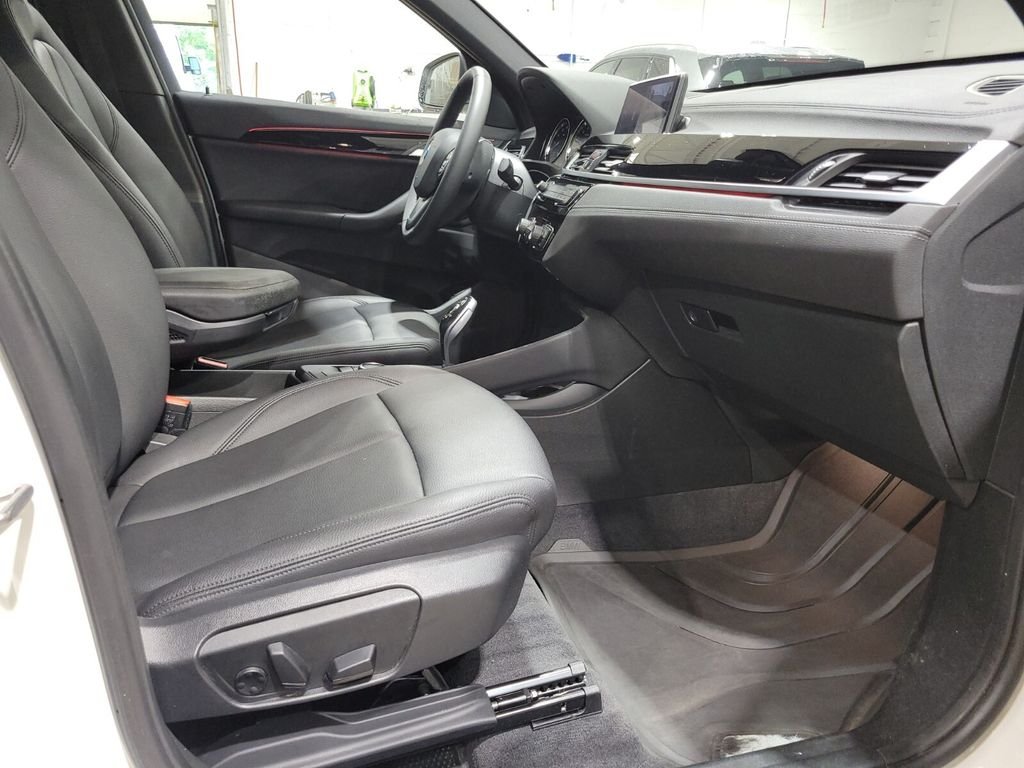 Used 2022 White BMW xDrive28i image 13