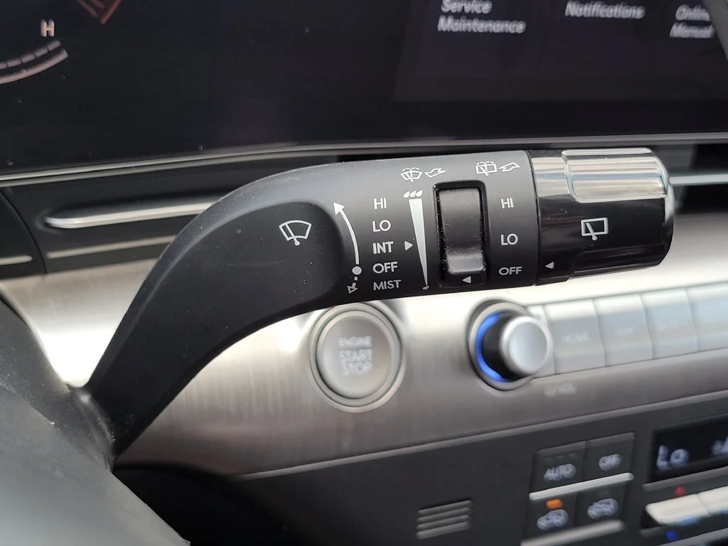 Used 2025 White Hyundai SEL image 30