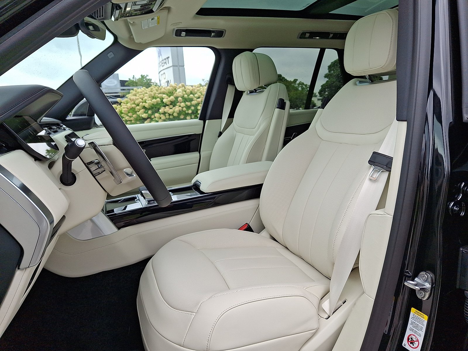 New 2027 Santorini Black LAND ROVER  image 9