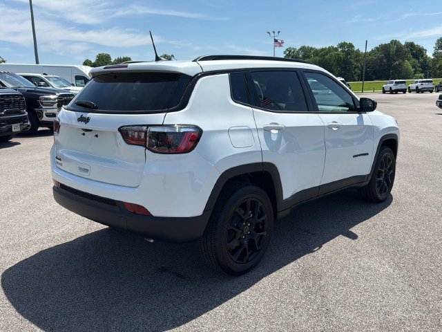 New 2026 Bright White Clear-Coat Exterior Paint Jeep Latitude image 15