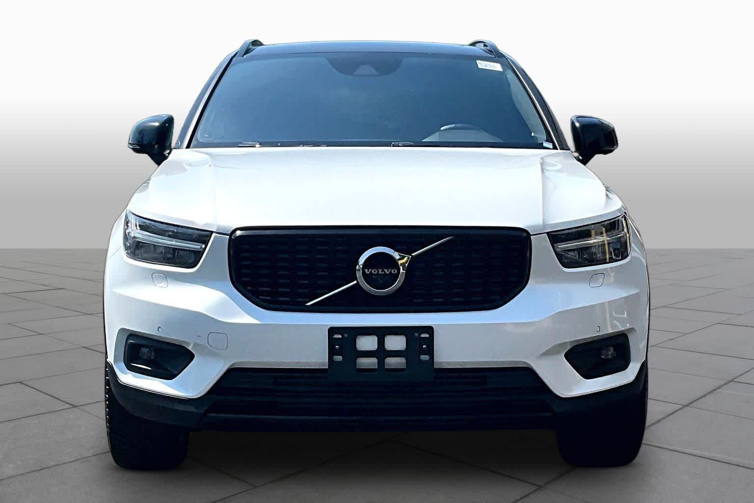Used 2022 Crystal White Metallic Volvo R-Design image 4