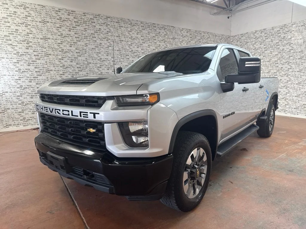 Used 2022 Silver Ice Metallic Chevrolet Custom image 3