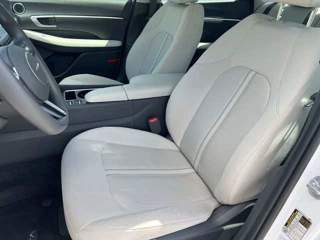 Used 2025 White Hyundai SEL image 33