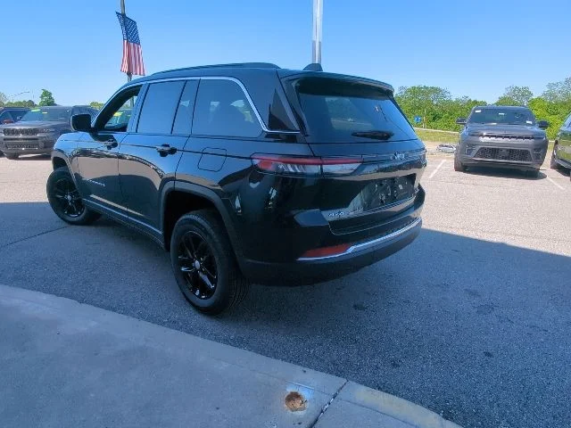 New 2026 Diamond Black Crystal Pearl-Coat Exterior Paint Jeep Laredo X image 28