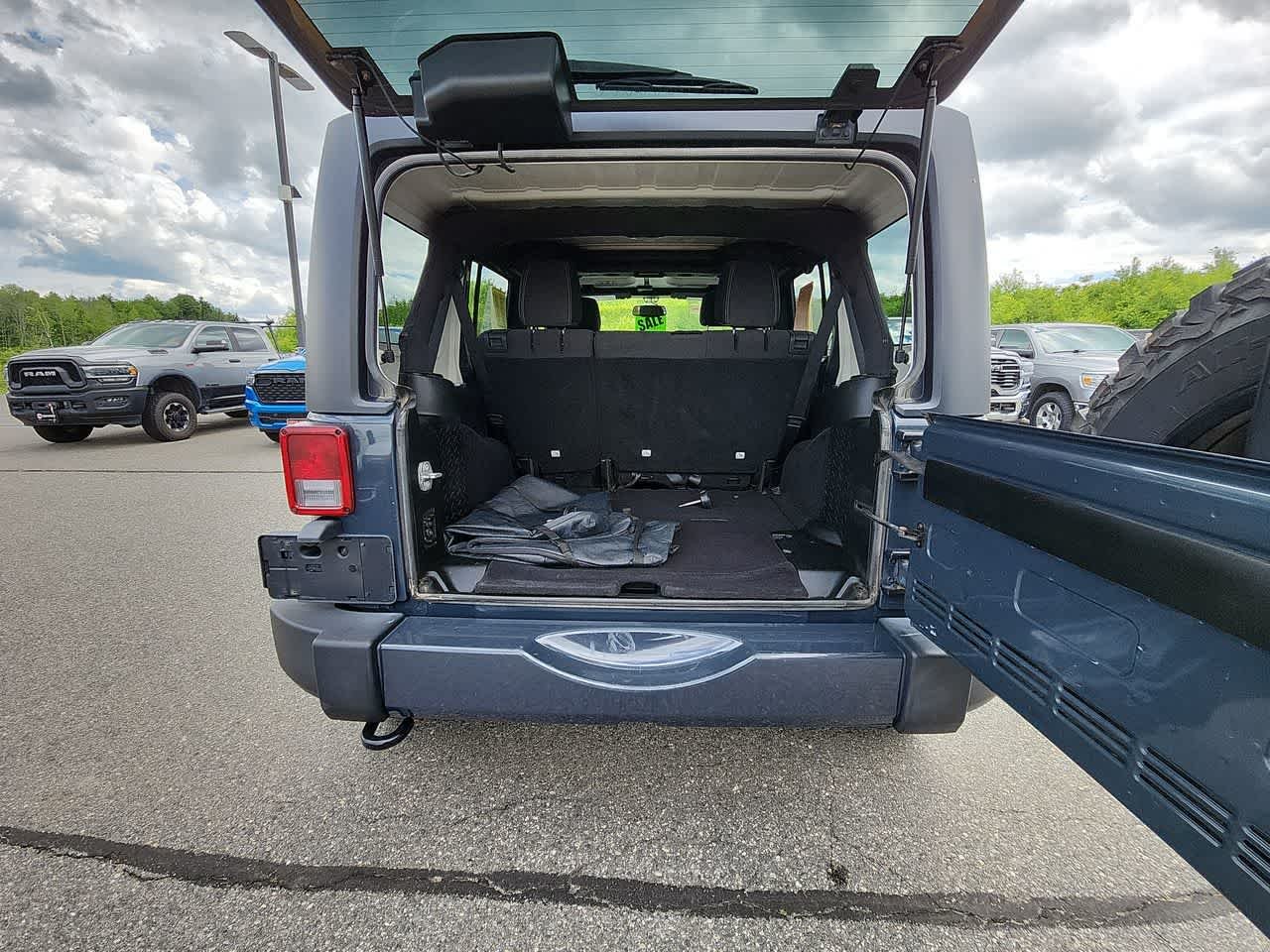 Used 2017  Jeep Sahara image 15