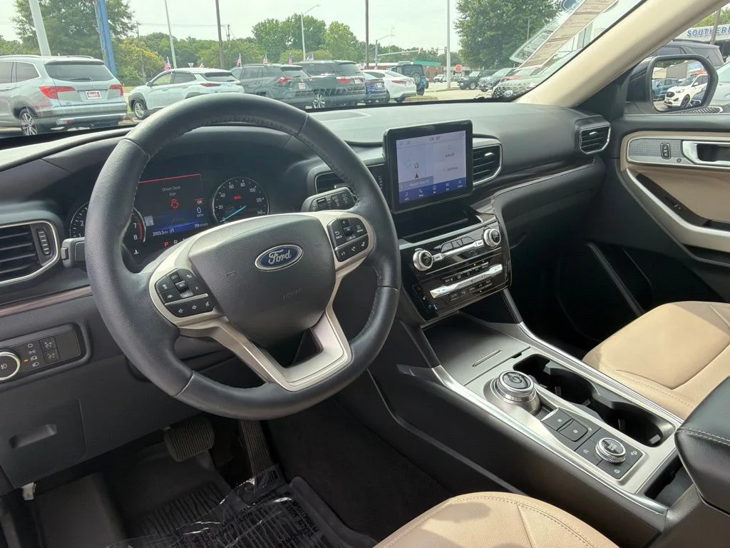 Used 2023 White Ford Limited image 18