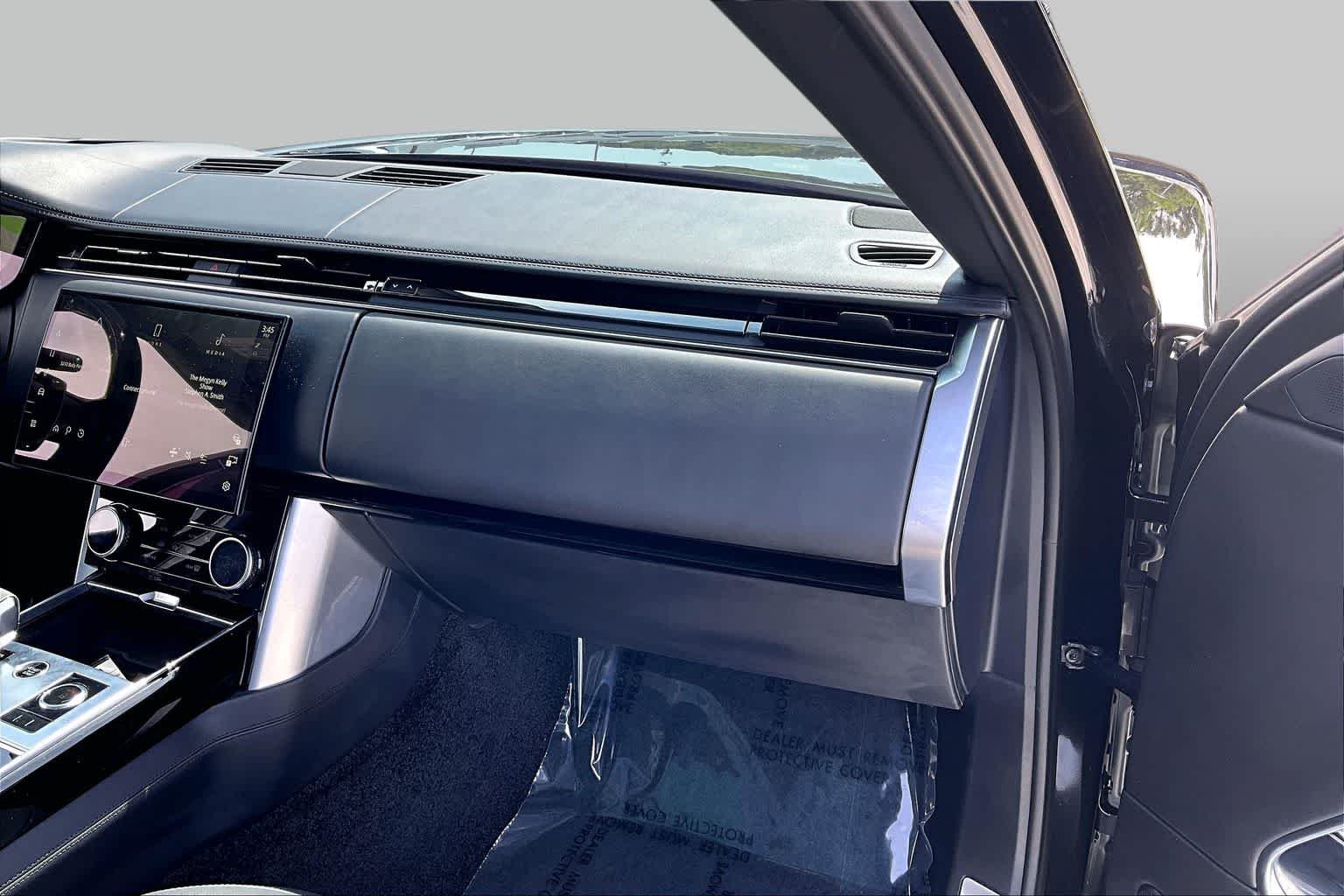 Used 2023 Ligurian Black SV Bespoke Ultra Metallic Sat Land Rover Autobiography image 18