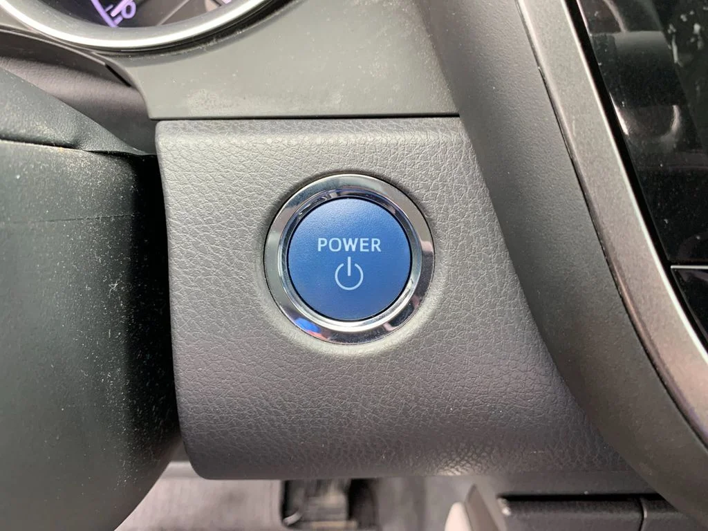 Used 2022 White Toyota LE image 25